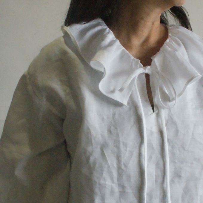 ホワイトリネンとブラックリネンのブラウス